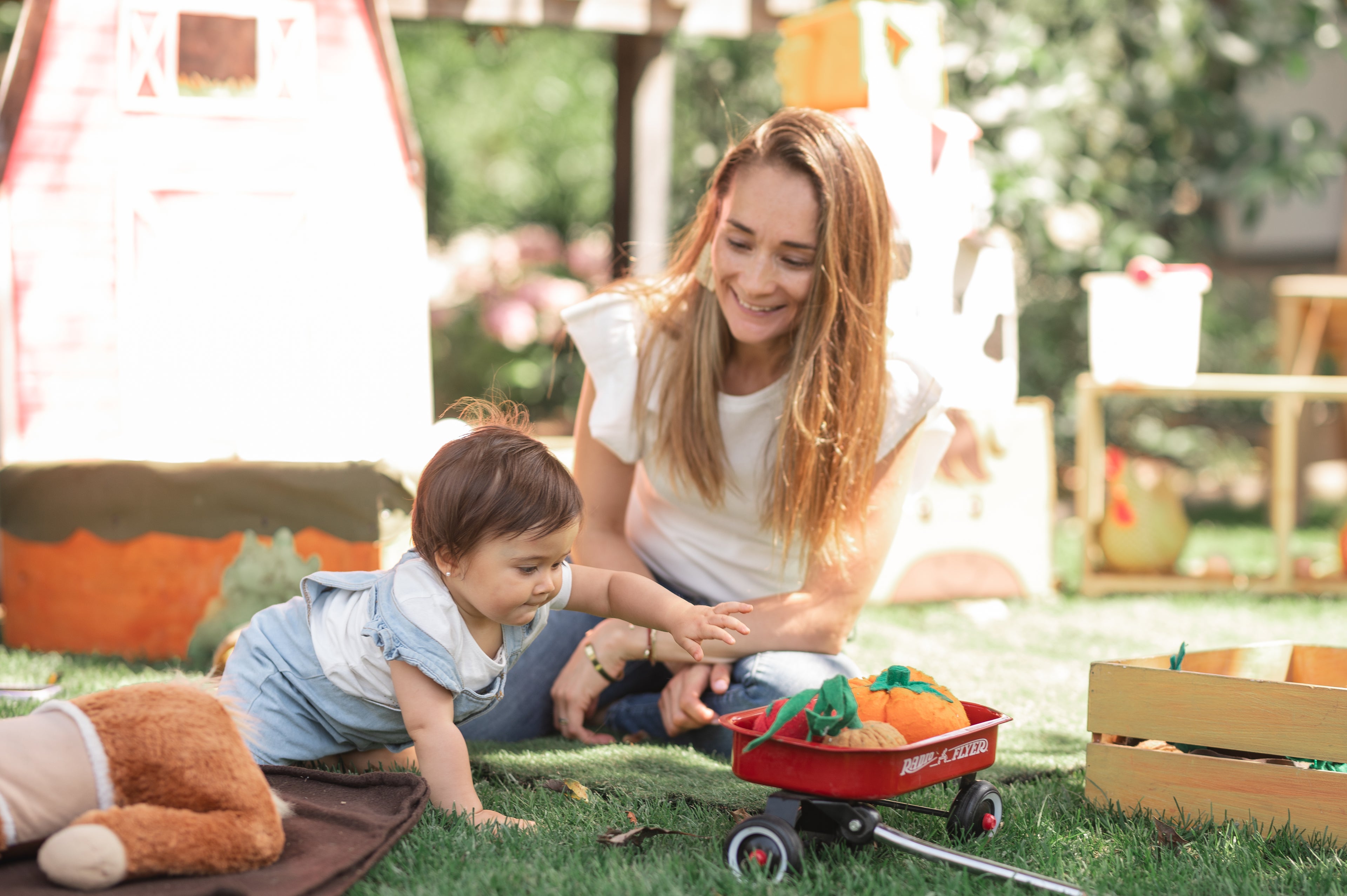 mama con niña jugando